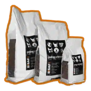 Trzy worki karmy BISAF Vet dla psów w wariancie „pstrąg z łososiem”, w rozmiarach 2 kg, 3 kg i 12 kg. Białe opakowania z czarną etykietą i pomarańczową obwódką. Na etykietach znajdują się ilustracje głów psów oraz nazwa produktu w białym i pomarańczowym kolorze.