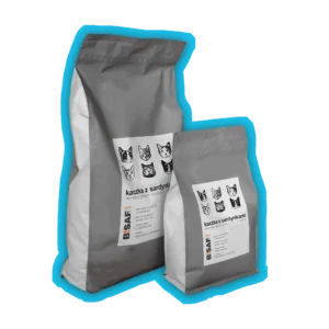 Dwa szare worki karmy BISAF Vet dla kota w wariancie „kaczka z sardynkami”, w rozmiarach 2 kg i 12 kg. Etykiety białe z czarnymi grafikami przedstawiającymi głowy kotów oraz nazwą produktu w czarnym kolorze. Worki oznaczone niebieską obwódką.