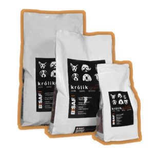 Zestaw trzech opakowań karmy BISAF VET z królikiem, batatem i groszkiem – formuła bezzbożowa (grain-free) dla psa. Widoczne trzy różne wielkości opakowań – duże, średnie i małe – wszystkie z czarną etykietą przedstawiającą sylwetki psów.