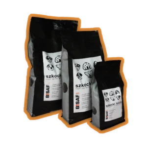 Trzy worki karmy BISAF Vet dla psa w wariancie "szkocki łosoś", w rozmiarach 2 kg, 3 kg i 12 kg. Opakowania są czarno-białe z pomarańczową obwódką. Na etykietach widoczne ilustracje głów psów, a nazwa karmy wyróżniona czarnym napisem.