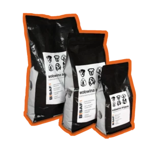 Zestaw trzech opakowań karmy suchej BISAF Vet z wołowiną Angus dla psa. Widoczne różne rozmiary worków (mały, średni i duży), wszystkie w czarno-białej kolorystyce z charakterystyczną grafiką głów psów na etykiecie.