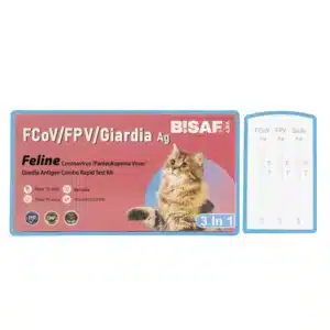 est BISAF FCoV/FPV/Giardia Ag 3 w 1 do wykrywania koronawirusa kotów, panleukopenii i giardii. Różowe opakowanie z wizerunkiem kota oraz potrójna kaseta testowa z trzema panelami oznaczonymi C, T i S.