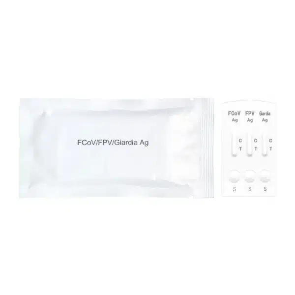 Kasetka testowa oraz foliowe opakowanie testu COMBO BISAF FCoV/FPV/Giardia Ag, przeznaczonego do diagnostyki, z widocznymi polami testowymi i oznaczeniami próbek.
