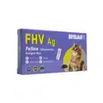 Opakowanie testu weterynaryjnego FHV Ag dla kota (BISAF VET), przedstawione pod kątem, w kolorze fioletowo-niebieskim z wizerunkiem kota, oznaczeniem „Feline Herpesvirus Antigen Test” oraz ikonami informującymi o łatwości użycia, wiarygodności i dokładności powyżej 99%.