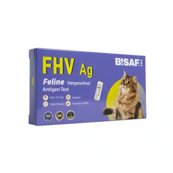 Opakowanie testu weterynaryjnego FHV Ag dla kota (BISAF VET), przedstawione pod kątem, w kolorze fioletowo-niebieskim z wizerunkiem kota, oznaczeniem „Feline Herpesvirus Antigen Test” oraz ikonami informującymi o łatwości użycia, wiarygodności i dokładności powyżej 99%.
