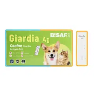 Szybki test BISAF Giardia Ag do wykrywania pasożyta Giardia u psów. Zielone opakowanie z wizerunkiem psa i kota oraz dołączona kaseta testowa z oznaczeniami C, T i S.